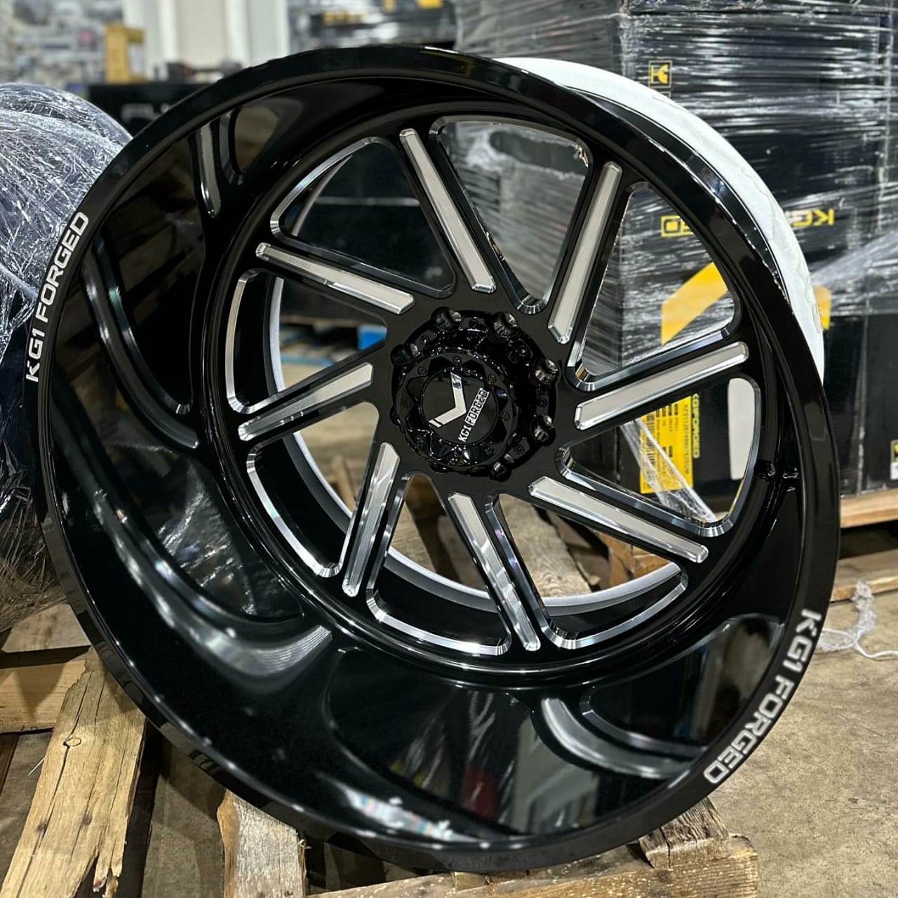 26x16 kg1 Bounty & Spool black/milled with 35s mts - Image 3