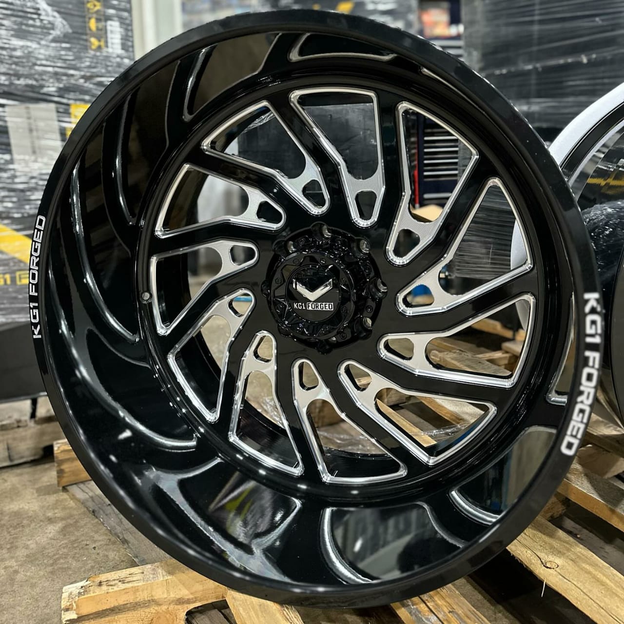 26x16 kg1 Bounty & Spool black/milled with 35s mts - Image 2